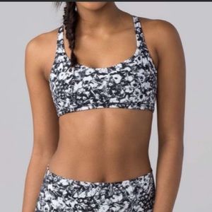 LULULEMON Sz 6 Free to be Zen full on luxstreme mash up white black bra top